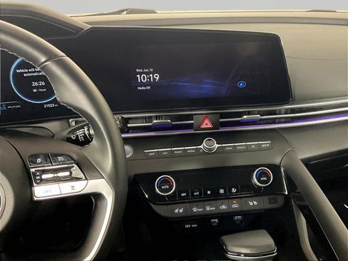 Used 2022 Hyundai Elantra Limited FWD image 9