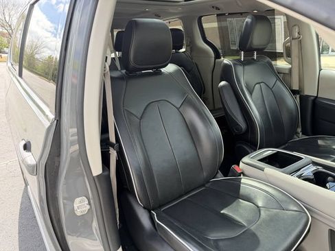 Used 2023 Chrysler Pacifica Limited FWD image 44