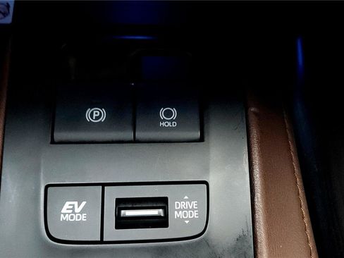 Used 2021 Toyota Venza Limited image 35