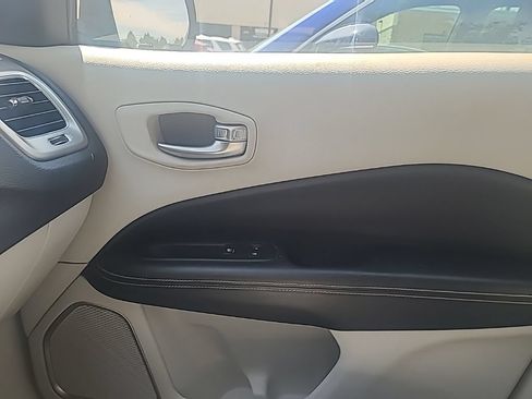Used 2018 Jeep Compass Latitude FWD image 19