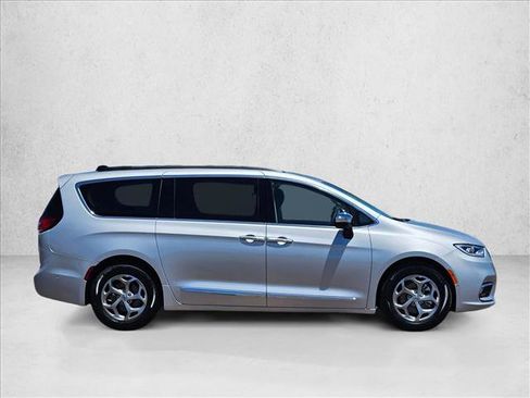 Used 2023 Chrysler Pacifica Limited FWD image 4