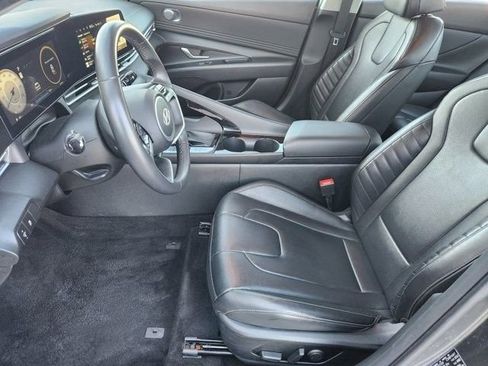 Used 2025 Hyundai Elantra Limited image 12