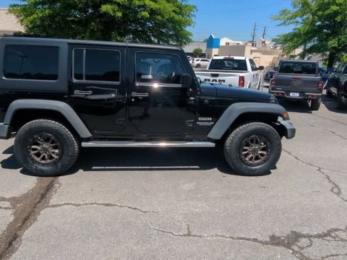 Used 2017 Jeep Wrangler Unlimited Sport w/ Connectivity Group AWD/4WD image 9