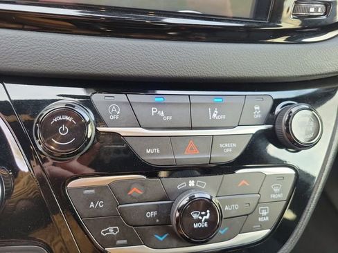 Used 2025 Chrysler Pacifica Select FWD image 22