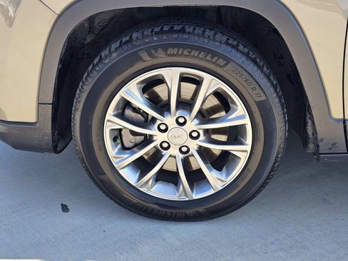 Used 2021 Jeep Cherokee Latitude Plus FWD image 7