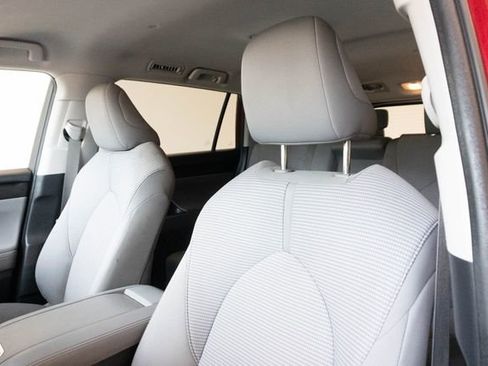 Used 2023 Toyota Highlander LE FWD image 18
