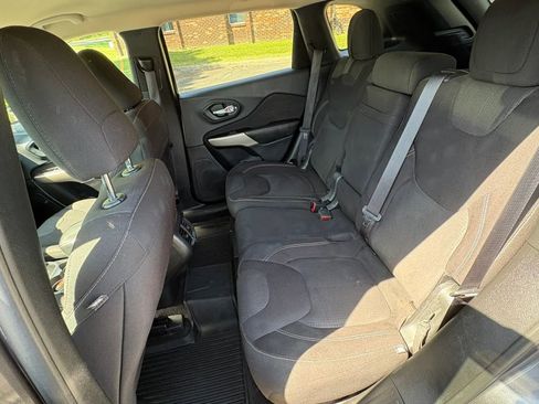 Used 2017 Jeep Cherokee Latitude w/ Cold Weather Group AWD/4WD image 24