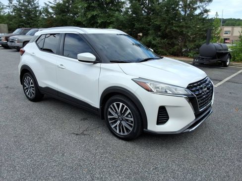 Used 2023 Nissan Kicks SV FWD image 3
