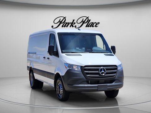 Used 2026 Mercedes-Benz Sprinter 4500 image 4