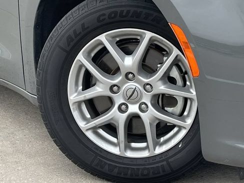 Used 2023 Chrysler Pacifica Touring-L FWD image 8