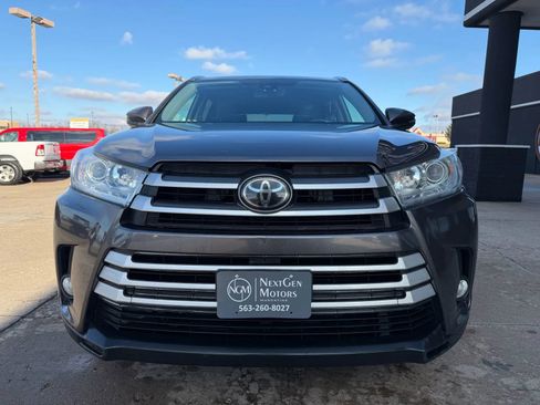 Used 2018 Toyota Highlander XLE image 3