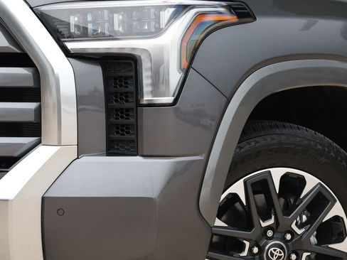 Used 2025 Toyota Tundra Limited AWD/4WD image 11