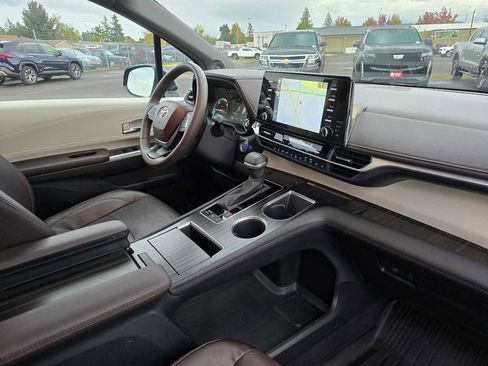 Used 2023 Toyota Sienna Platinum image 12