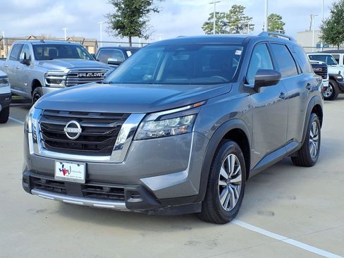 Used 2025 Nissan Pathfinder SL image 3