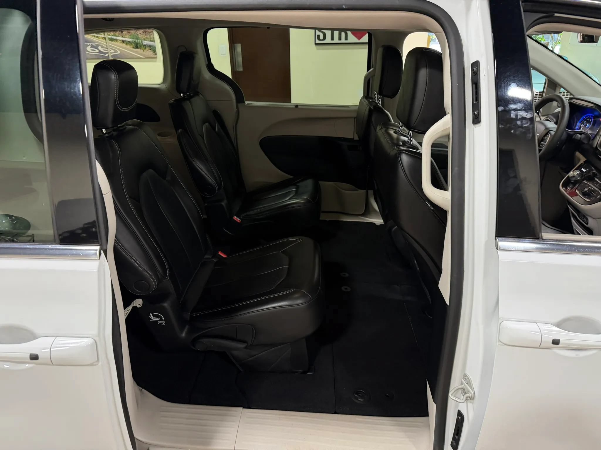 Used 2023 Chrysler Pacifica Touring-L FWD image 32