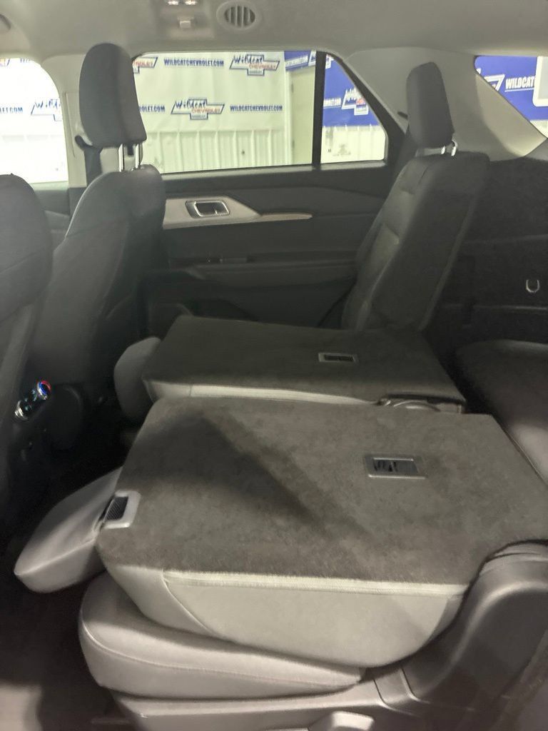 Used 2025 Ford Explorer Active AWD/4WD image 30