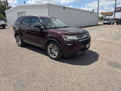 Used 2018 Ford Explorer XLT w/ Equipment Group 202A image 4