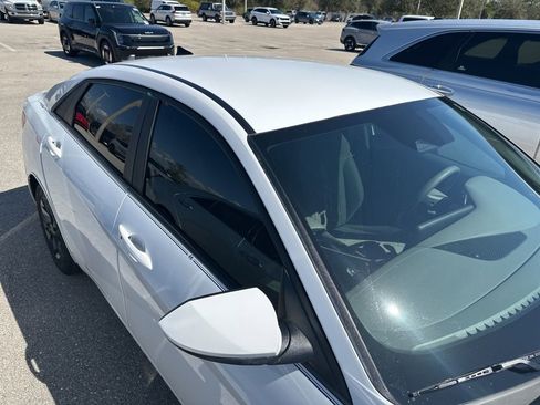 Used 2021 Hyundai Elantra Blue image 20