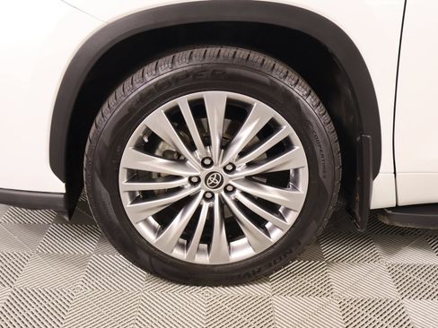 Used 2023 Toyota Highlander Platinum FWD image 19