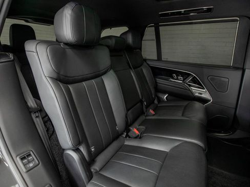 Used 2025 Land Rover Range Rover Long Wheelbase SE image 30