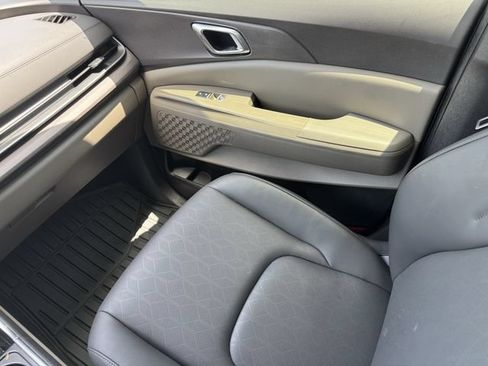 Used 2025 Kia Carnival EX FWD image 21