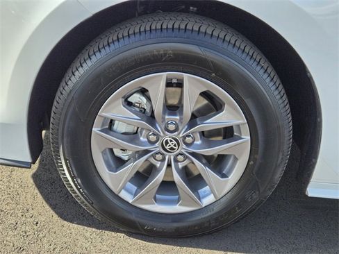 Used 2025 Toyota Sienna XLE image 9