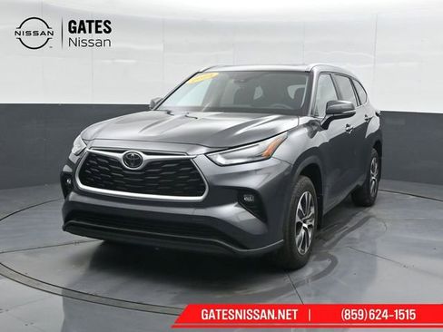 Used 2024 Toyota Highlander XLE AWD/4WD image 6