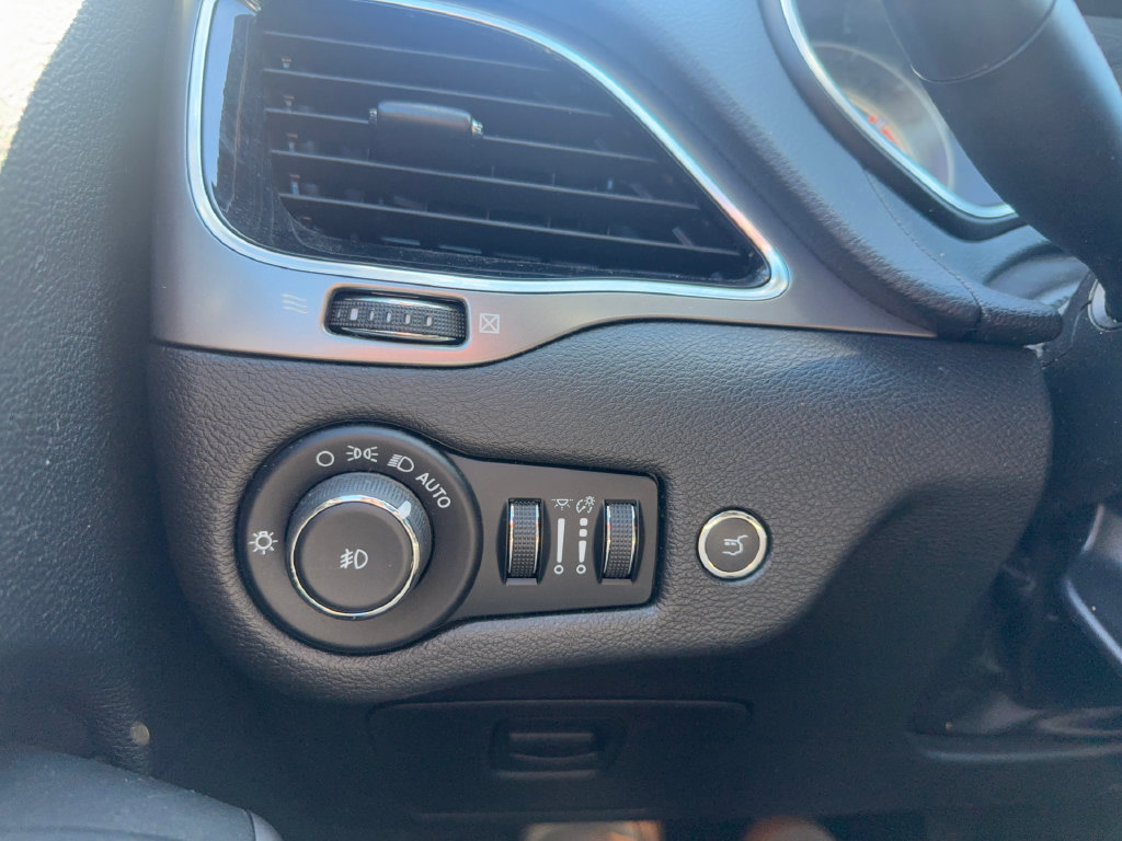 Used 2021 Jeep Cherokee Limited AWD/4WD image 14