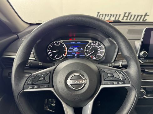Used 2025 Nissan Altima 2.5 SV FWD image 13