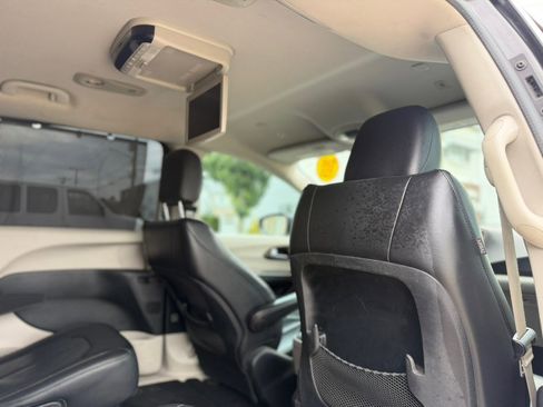 Used 2018 Chrysler Pacifica Touring-L FWD image 16