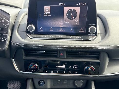 Used 2024 Nissan Rogue SV FWD image 29