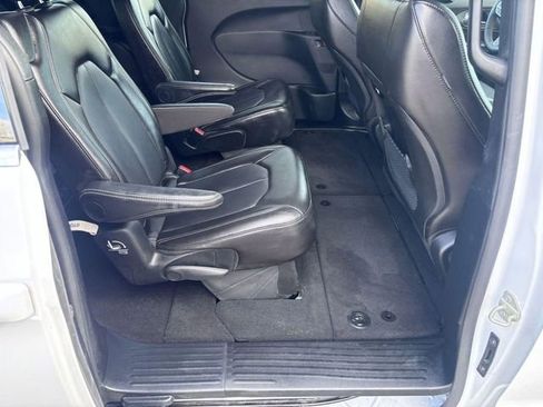 Used 2025 Chrysler Pacifica Select image 27