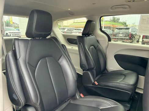 Used 2024 Chrysler Pacifica Limited FWD image 12