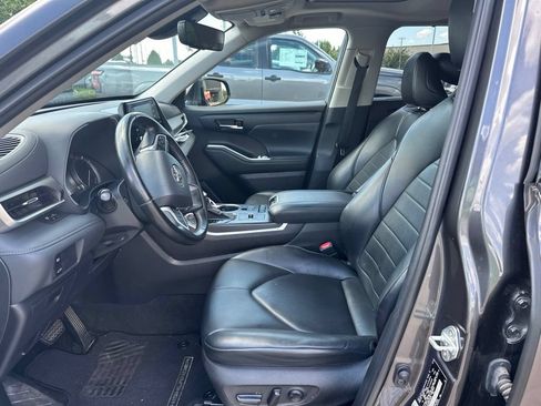 Used 2022 Toyota Highlander XLE FWD image 3