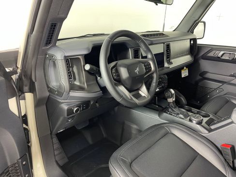New 2025 Ford Bronco Badlands image 3