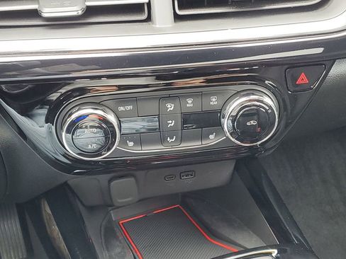 Used 2025 Chevrolet Trax RS w/ Sunroof Package image 22