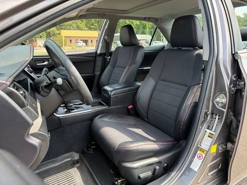 Used 2017 Toyota Camry SE w/ Moonroof Package FWD image 18