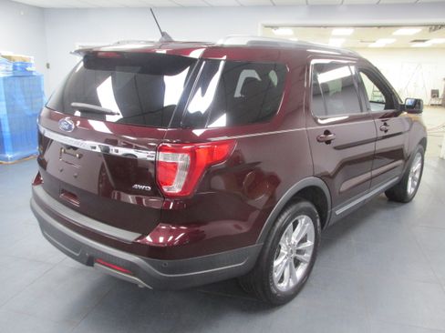 Used 2019 Ford Explorer XLT w/ Equipment Group 202A image 5