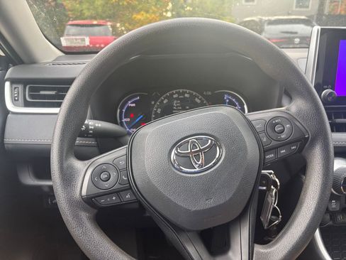 Used 2025 Toyota RAV4 LE image 32