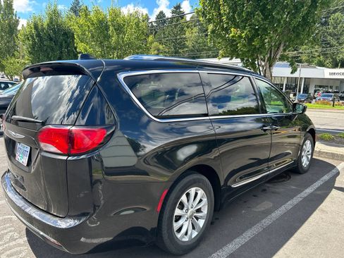 Used 2019 Chrysler Pacifica Touring-L FWD image 5