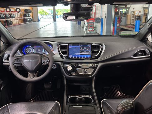 Used 2025 Chrysler Pacifica Limited FWD image 14