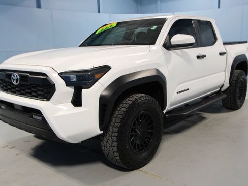 Used 2024 Toyota Tacoma TRD Off-Road AWD/4WD image 27
