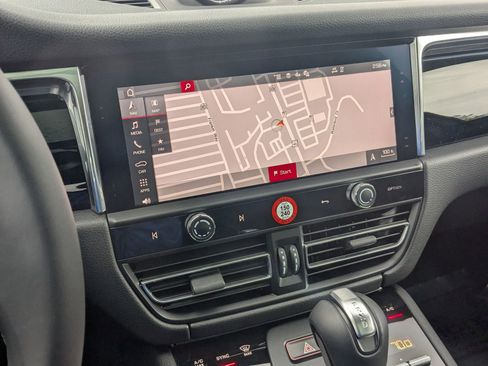 Used 2025 Porsche Macan image 19