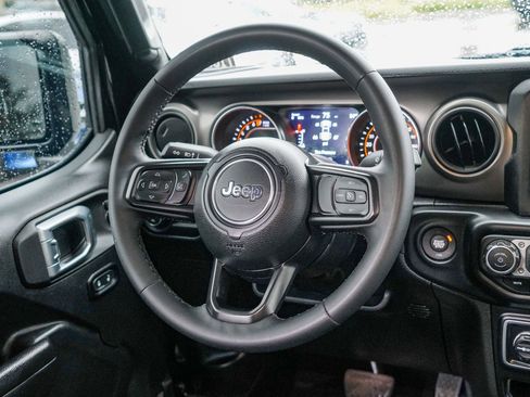 Used 2023 Jeep Gladiator Sport image 15
