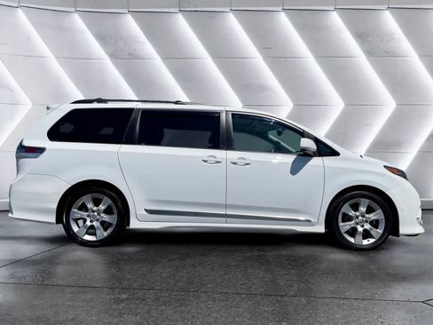 Used 2012 Toyota Sienna SE FWD image 4