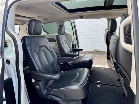 Used 2018 Chrysler Pacifica Limited FWD image 9