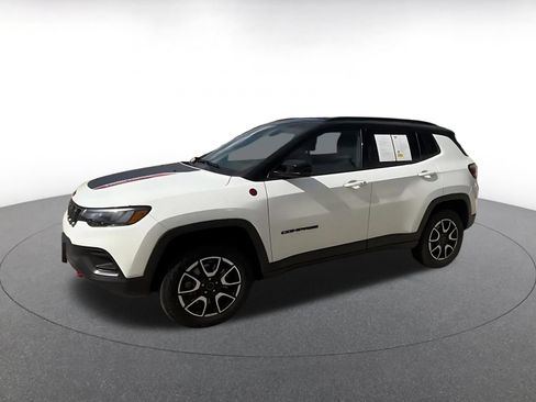 Used 2025 Jeep Compass Trailhawk AWD/4WD image 7