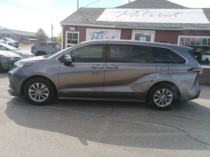 Used 2021 Toyota Sienna XLE AWD/4WD image 2