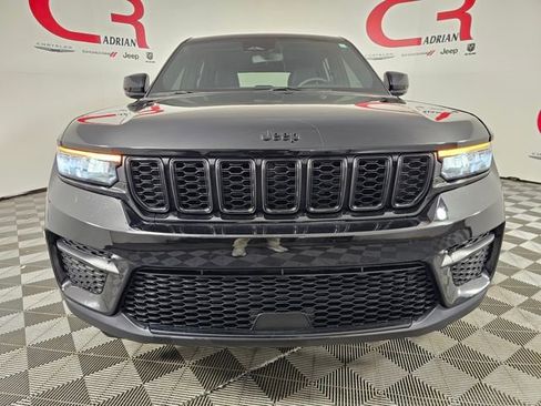 Certified 2024 Jeep Grand Cherokee Altitude image 2