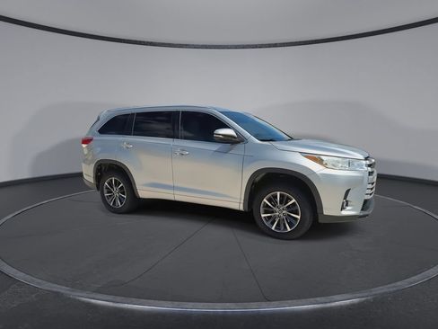 Used 2017 Toyota Highlander XLE FWD image 2